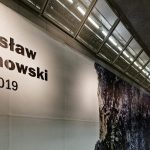 „Pióra” – wystawa Mirosława Duchowskiego w Galerii A19 w antresoli stacji Metra Marymont. Fot. ze zbiorów IBPP