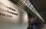„Pióra” – wystawa Mirosława Duchowskiego w Galerii A19 w antresoli stacji Metra Marymont. Fot. ze zbiorów IBPP
