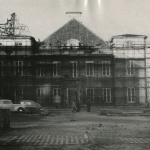 Pałac Raczyńskich w trakcie odbudowy – widok elewacji od strony ogrodu (obecnie pasaż Niżyńskiego), lata 50. XX w.