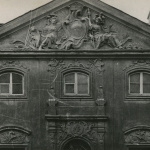 Tympanon korpusu głównego Pałacu Raczyńskich od strony ul. Krakowskie Przedmieście 5, przed 1939 r. Fot.: Archiwum ASP w Warszawie