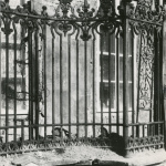 Fragment ogrodzenia pałacu od ul. Traugutta ok. 1945 r. Fot.: Archiwum ASP w Warszawie
