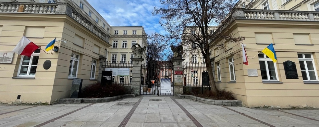 Budynki ASP na Krakowskim Przedmieściu udekorowane flagami Polski i Ukrainy