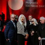 Laureatki i Laureaci Nagród 100-lecia ZAIKS-u. Od lewej: Wojciech Prażmowski, Jacek Bromski, Sławomir Rogowski (tyłem), Małgorzata Niezabitowska (w imieniu męża Tomasza Tomaszewskiego), Krzysztof Ścierański, Magda Umer, Stanisław Wieczorek. Fot. Karpati & Zarewicz