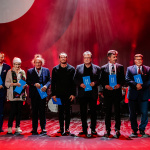 Na scenie stoją Laureatki i laureaci ZAIKS-u. Od lewej: Katarzyna Stanny, Zygmunt Kukla, Hanna Karpińska, Mieczysław Jurecki, Marek Kościkiewicz, Jerzy Kornowicz, Marek Hojda, Zenon Durka, Sławomir Czarnecki. Fot. Karpati & Zarewicz.