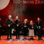 Na scenie stoją Laureatki i Laureaci Nagród 100-lecia ZAIKS-u. Od lewej: Włodek Pawlik, Lech Majewski, Witold Krassowski, Chris Niedenthal, Barbara Faleder, Urszula Kozioł, Andrzej S. Jagodziński, Andrzej Jagodziński. Fot. Karpati & Zarewicz.