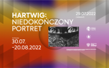 Kolorowa grafika - zaproszenie na wystawę. na kolorowym tle napis Wystawa: "Hartwig: niedokończony portret" oraz czas trwania wystawy Wystawa: 30.07 – 20.08.2022 (pon. - sob. 12.00-19.00)