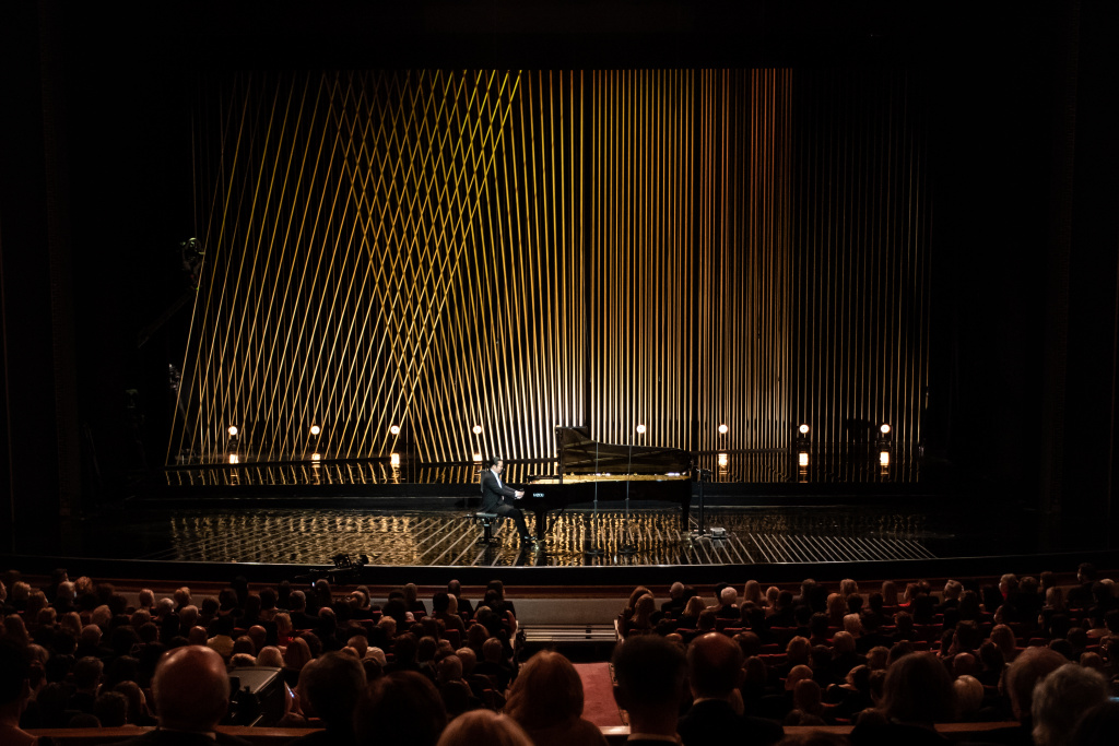 scenografia autorstwa Julii Skrzyneckiej do Międzynarodowego Konkursu Pianistycznego im. Fryderyka Chopina. Fot. Wojciech Grzędziński.