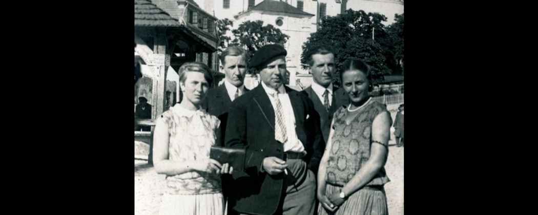 prof. Tadeusz Pruszkowski w otoczeniu studentów i studentek na rynku w Kazimierzu, 1927. Od lewej: Jadwiga Simon, Aleksander Rak, Tadeusz Pruszkowski, Włodzimierz Bartoszewicz, NN. Fot. Zbiory Specjalne IS PAN