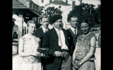 prof. Tadeusz Pruszkowski w otoczeniu studentów i studentek na rynku w Kazimierzu, 1927. Od lewej: Jadwiga Simon, Aleksander Rak, Tadeusz Pruszkowski, Włodzimierz Bartoszewicz, NN. Fot. Zbiory Specjalne IS PAN