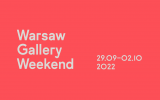 Biały napis Warsaw Gallery Weekend na różowym tle, obok czas trwania wydarzenia 29.09-02.10.2022